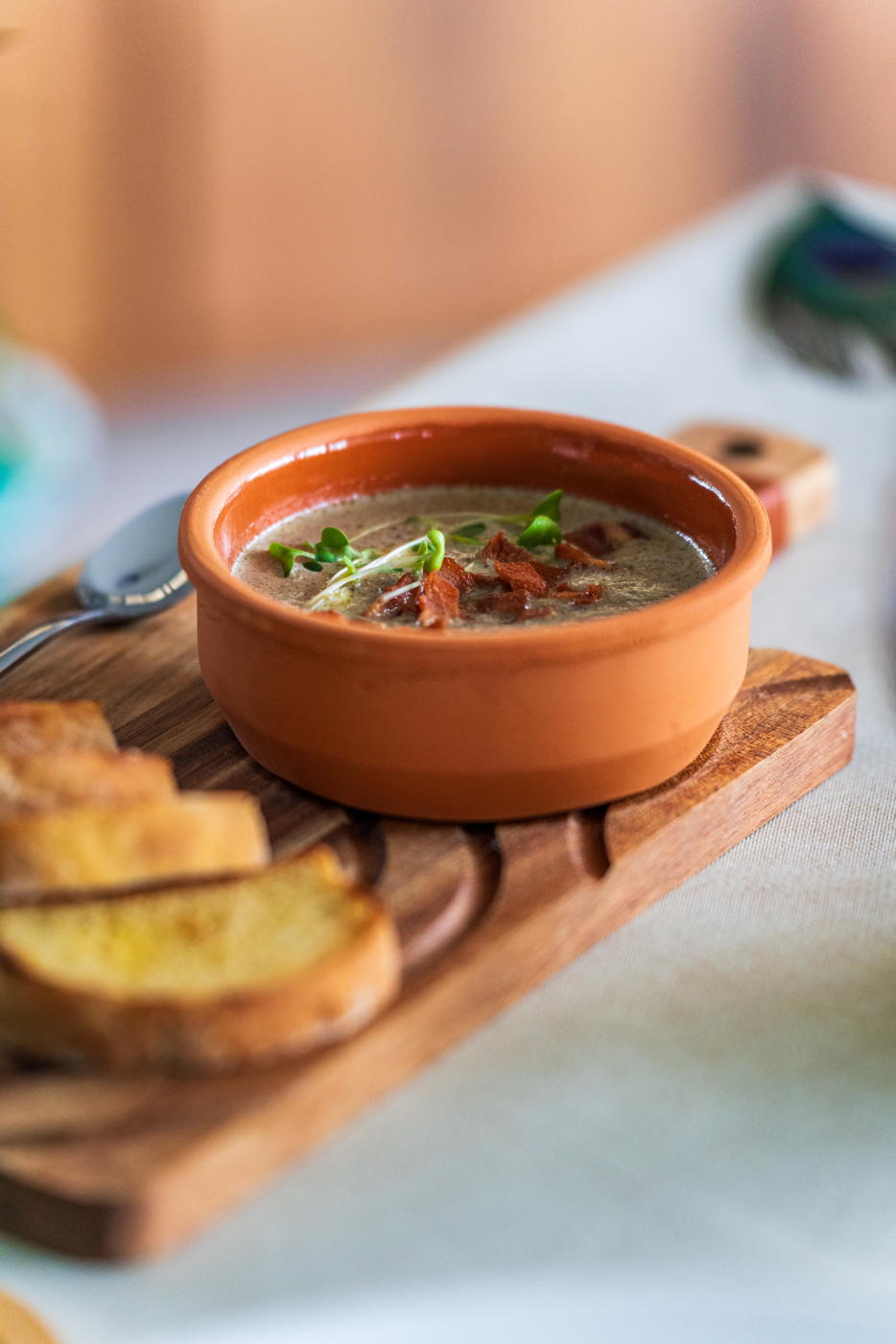 Sopa servida en mesa